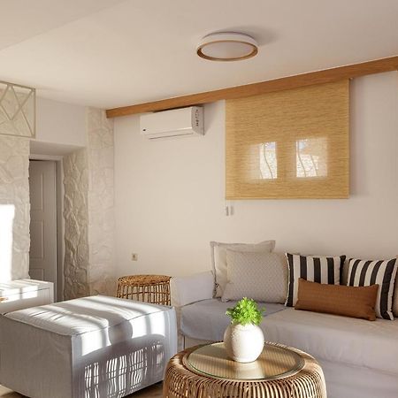 Villa Seashell -Wonderful Newly Renovated Villa On The Beach Galatas  Экстерьер фото