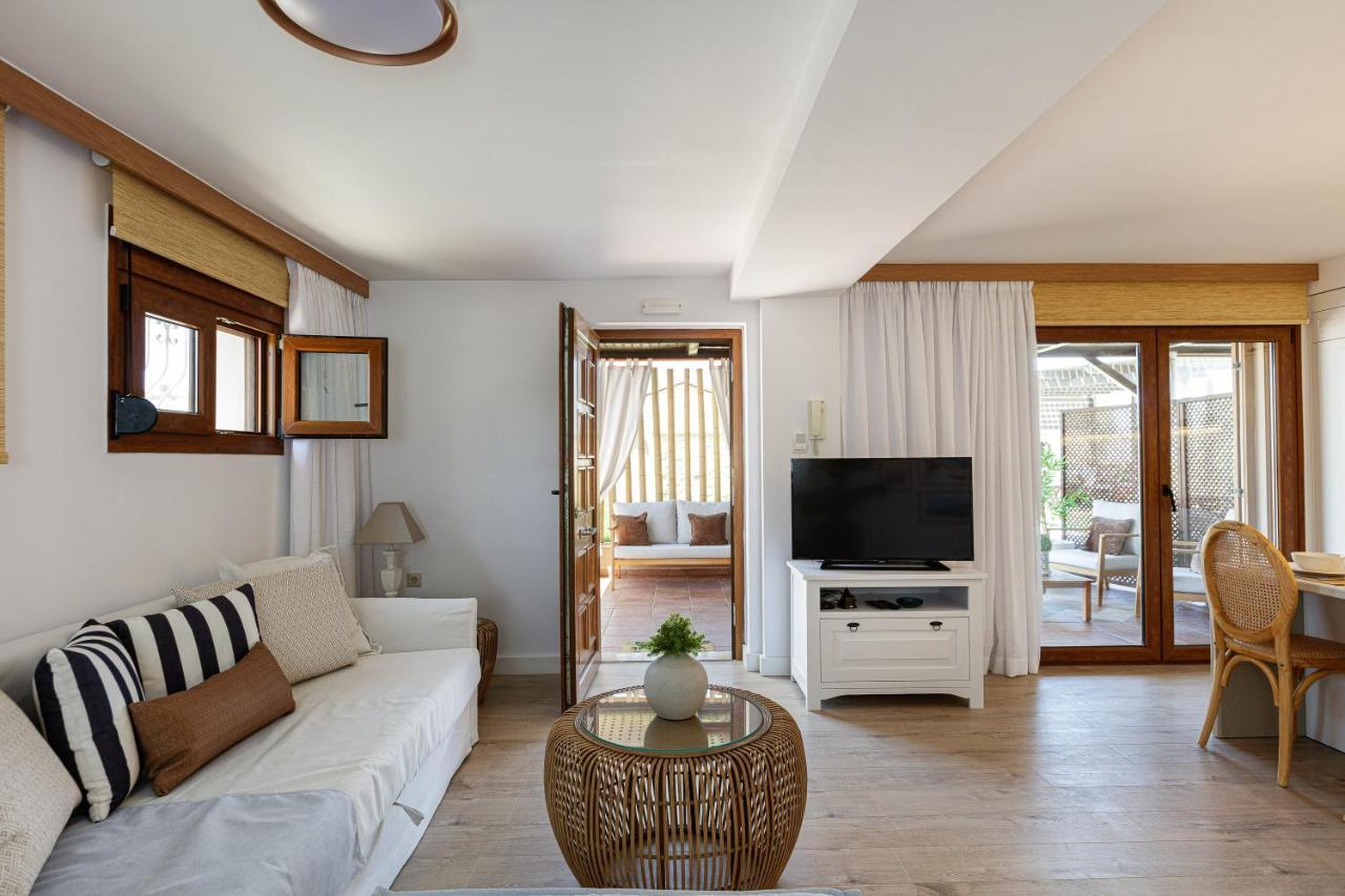 Villa Seashell -Wonderful Newly Renovated Villa On The Beach Galatas  Экстерьер фото