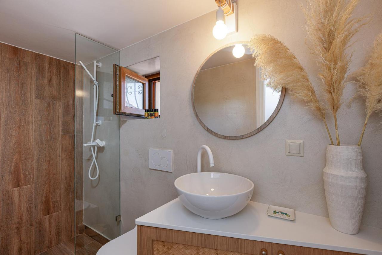 Villa Seashell -Wonderful Newly Renovated Villa On The Beach Galatas  Экстерьер фото